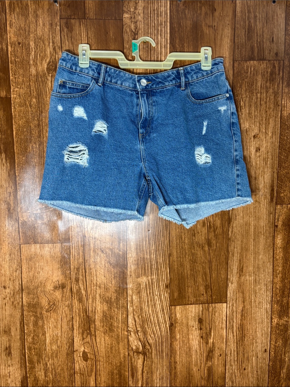 NWT R1893 High-Rise Distressed Denim Shorts